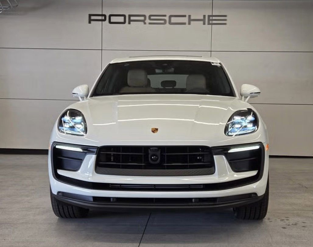 Certified 2025 Porsche Macan AWD/4WD image 4