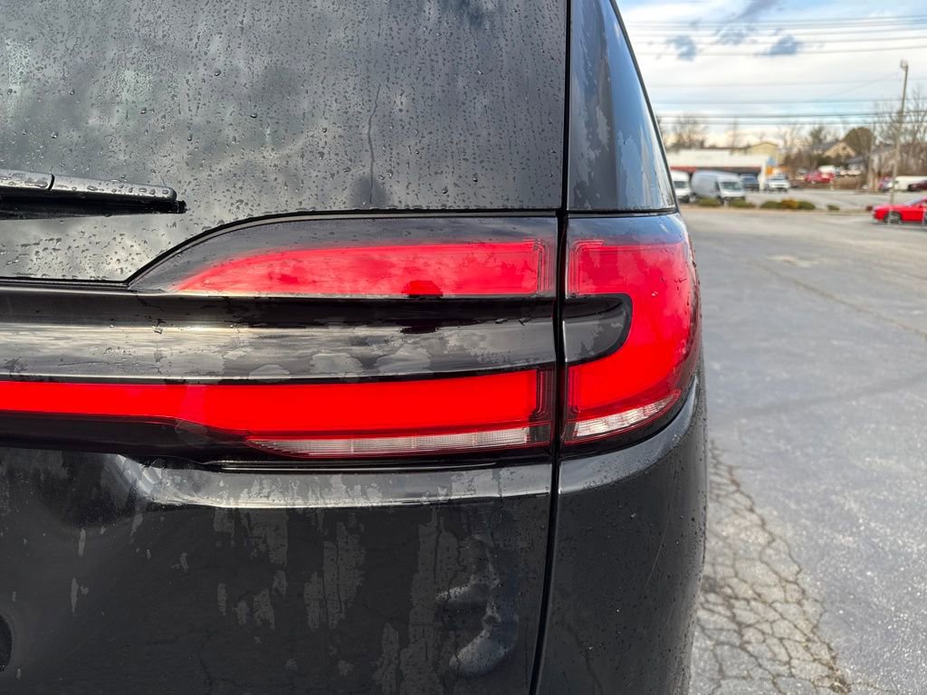 Used 2024 Chrysler Pacifica Touring-L image 13