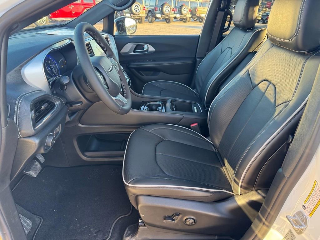 New 2026 Chrysler Pacifica Limited w/ Trailer Tow Group AWD/4WD image 10