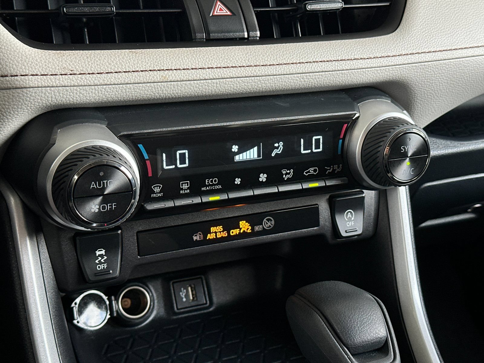 Used 2025 Toyota RAV4 XLE AWD/4WD image 19