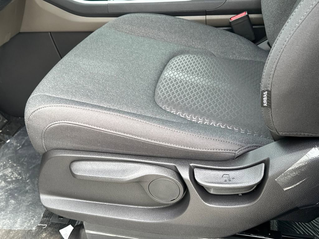 New 2026 Kia Carnival LX FWD image 19