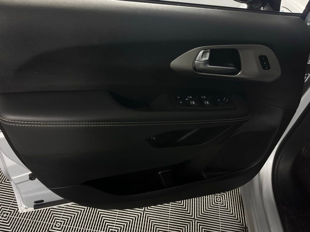 Used 2024 Chrysler Pacifica Premium image 23