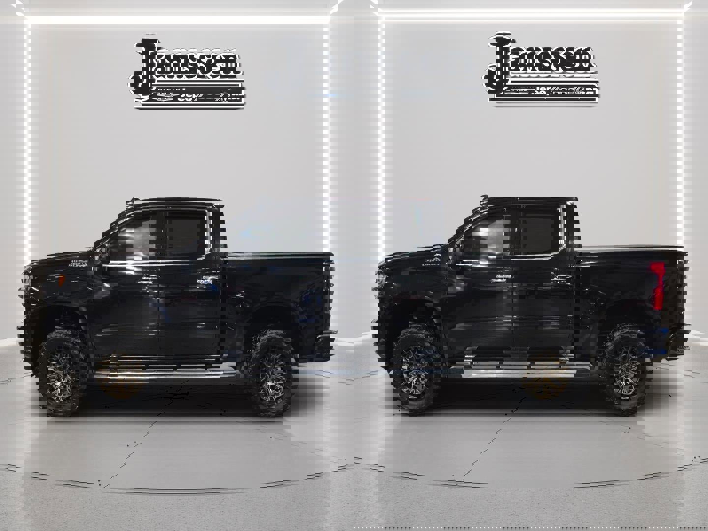 Used 2019 Chevrolet Silverado 1500 High Country w/ Technology Package image 2