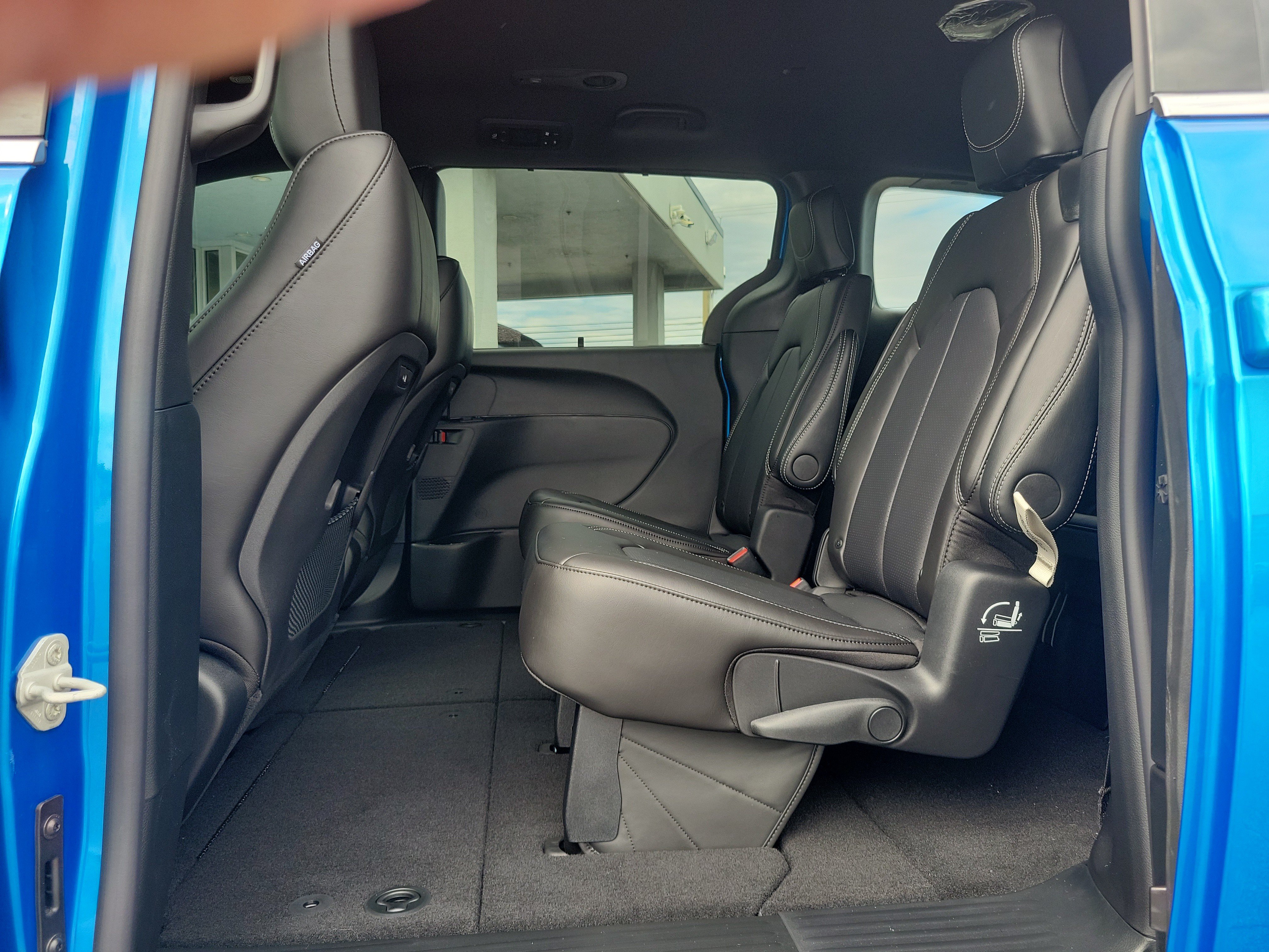 New 2027 Chrysler Pacifica Select FWD image 8