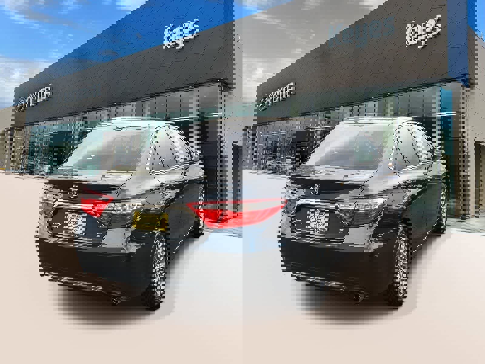 Used 2015 Toyota Camry SE FWD image 4