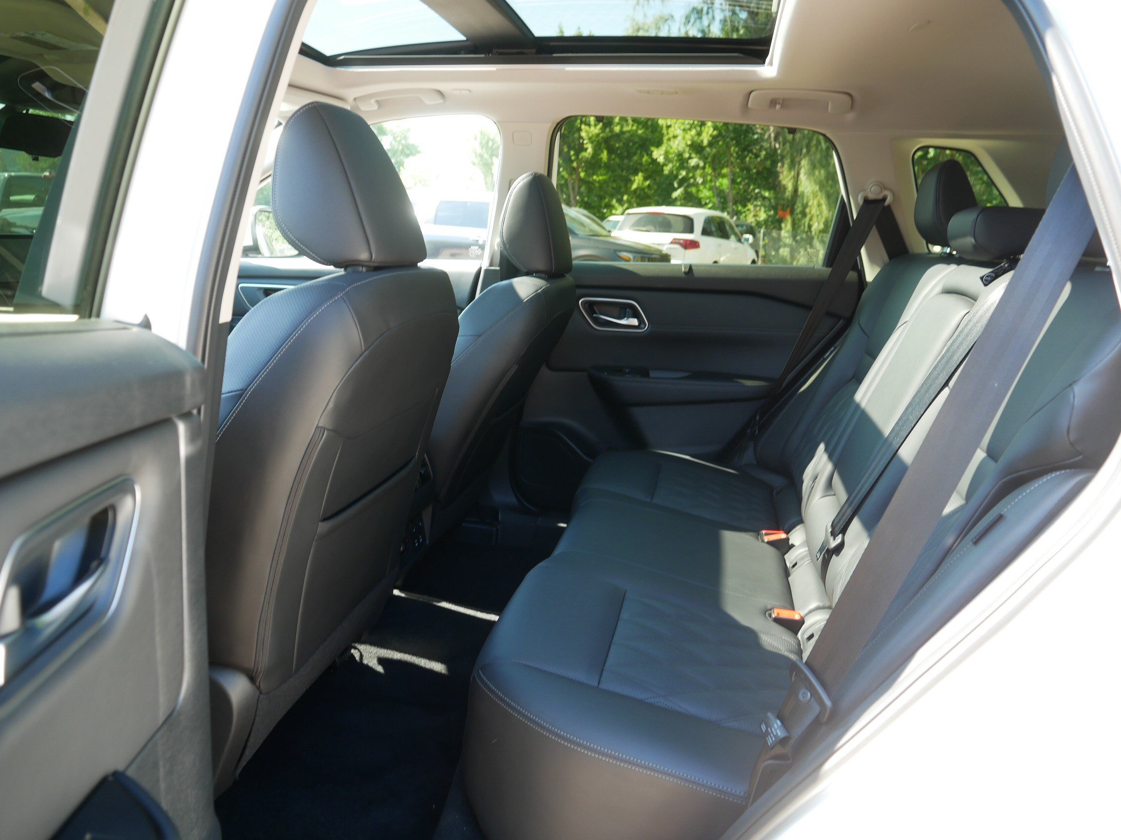 Certified 2024 Nissan Rogue Platinum w/ Platinum Premium Package AWD/4WD image 35