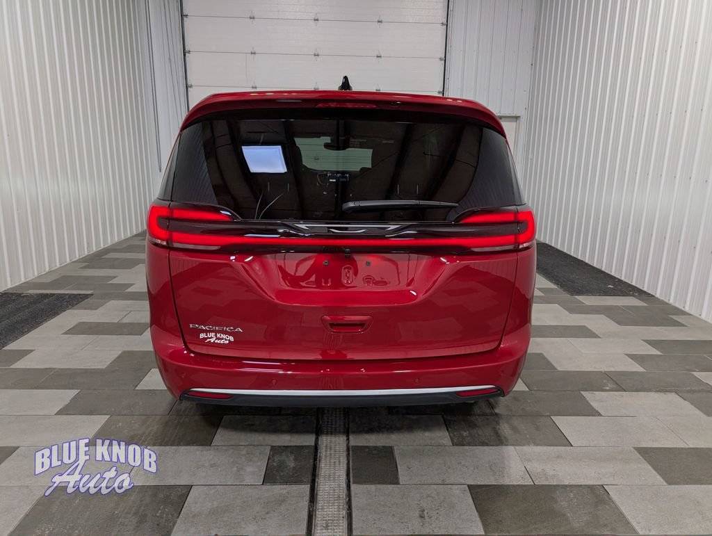 Used 2027 Chrysler Pacifica Select FWD image 3