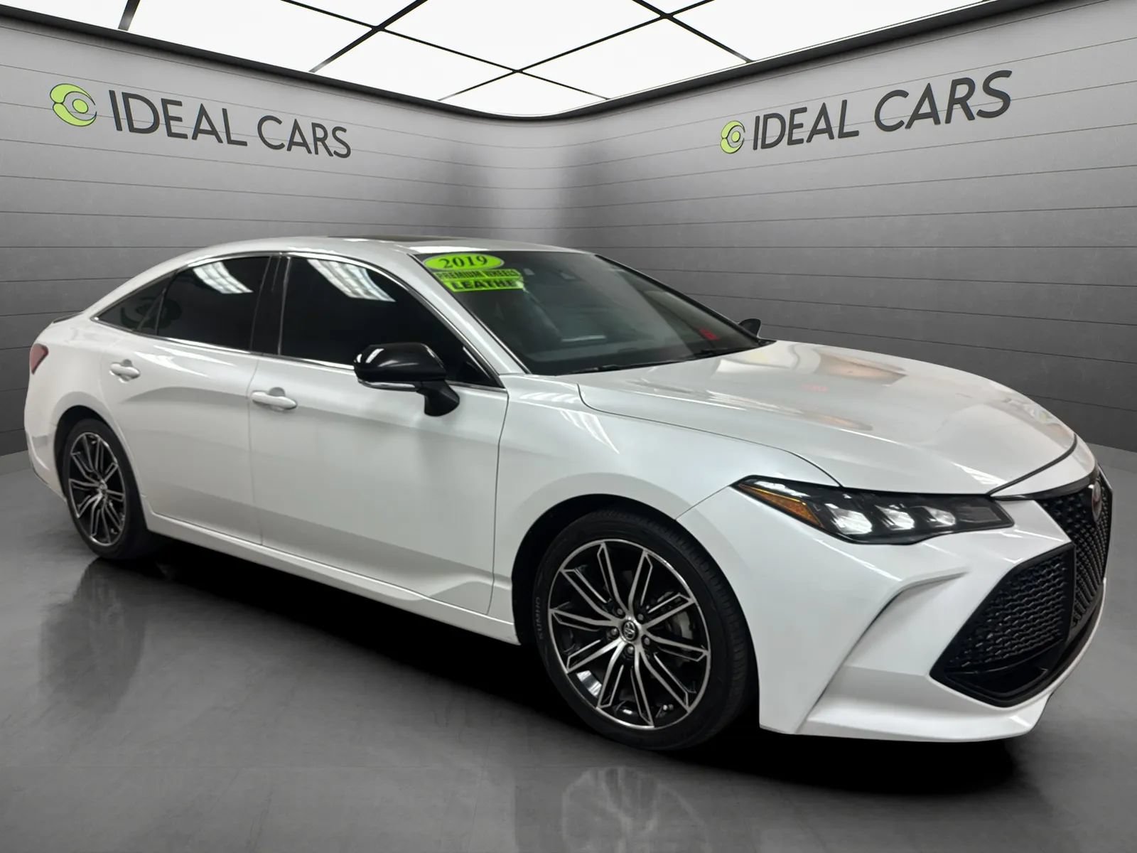 Used 2019 Toyota Avalon XSE w/ Carpet Mat Package FWD image 3