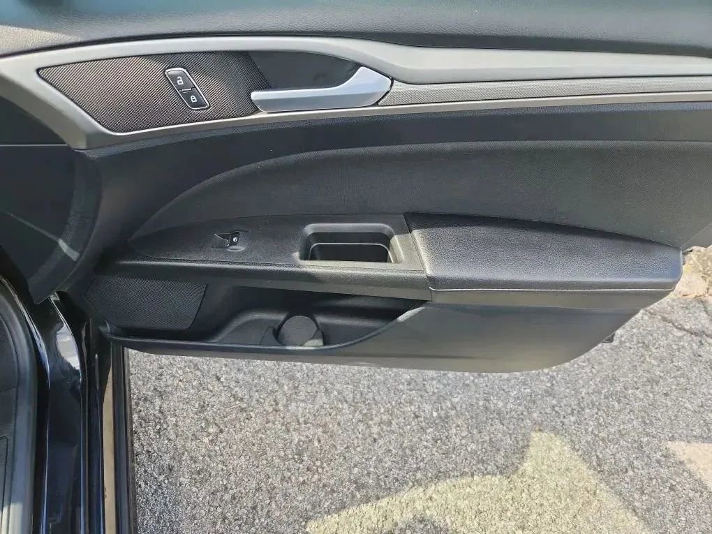 Used 2019 Ford Fusion SE image 17