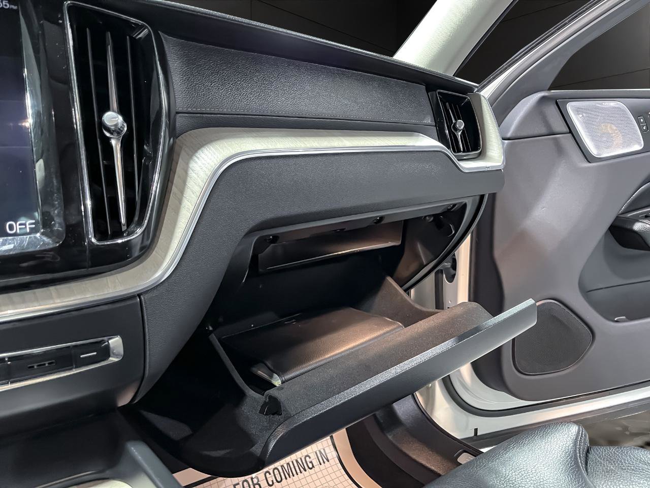 Used 2018 Volvo XC60 T6 Inscription w/ Convenience Package image 27