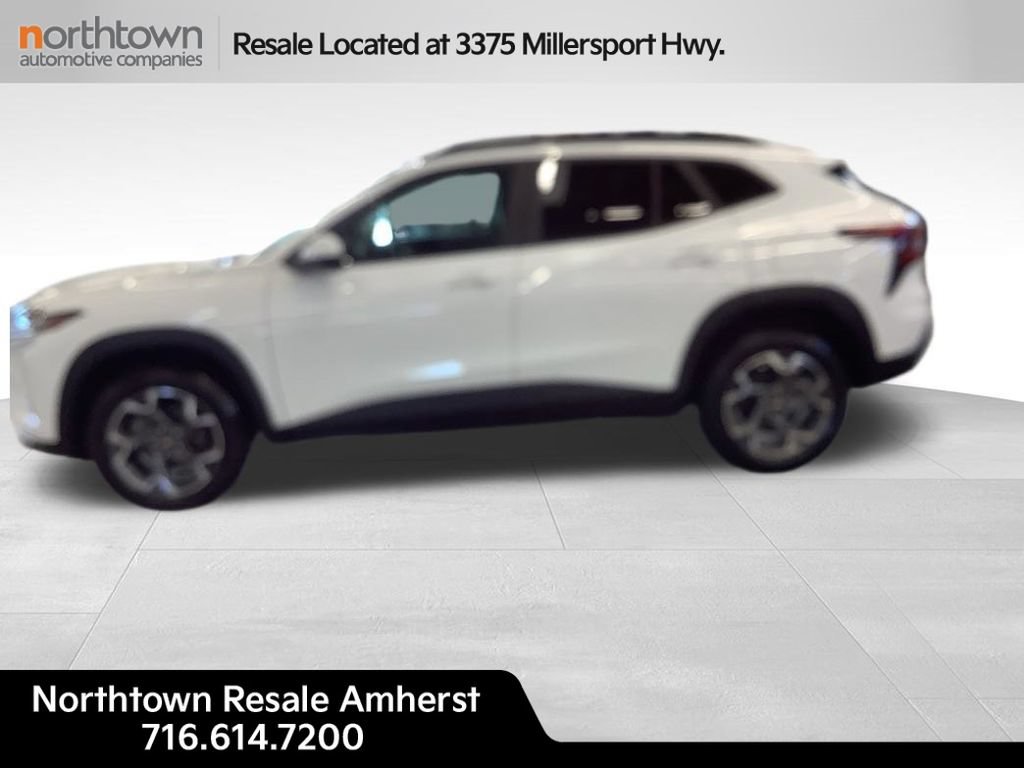 Used 2024 Chevrolet Trax LT w/ Driver Confidence Package FWD image 2