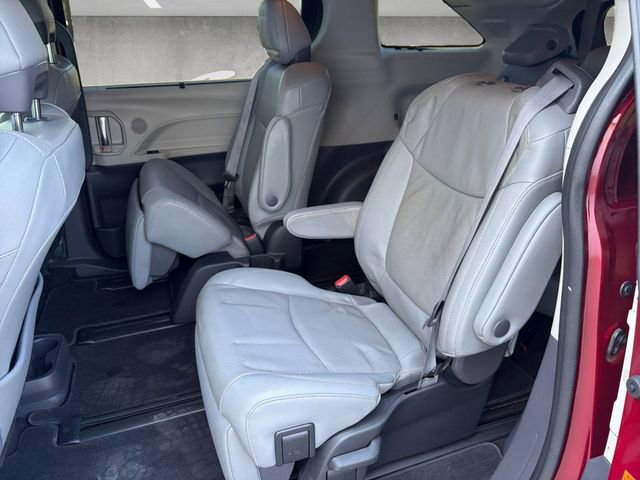 Used 2022 Toyota Sienna Limited image 22