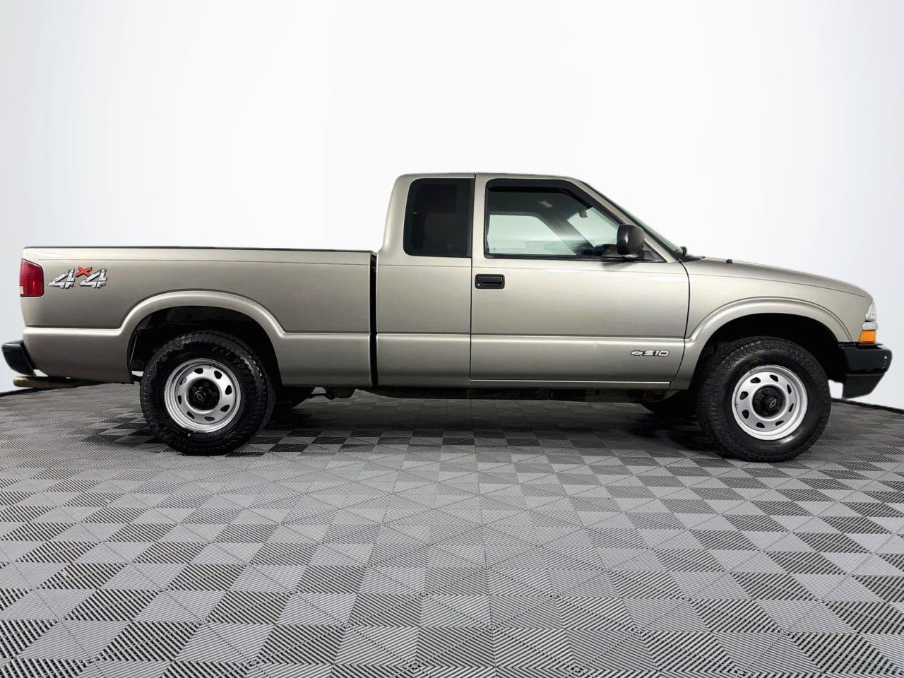 Used 2001 Chevrolet S10 Pickup 4x4 Extended Cab image 24