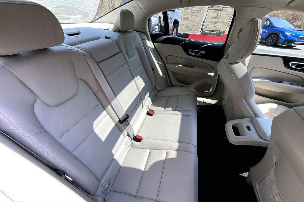 Used 2019 Volvo S60 T6 Momentum image 16