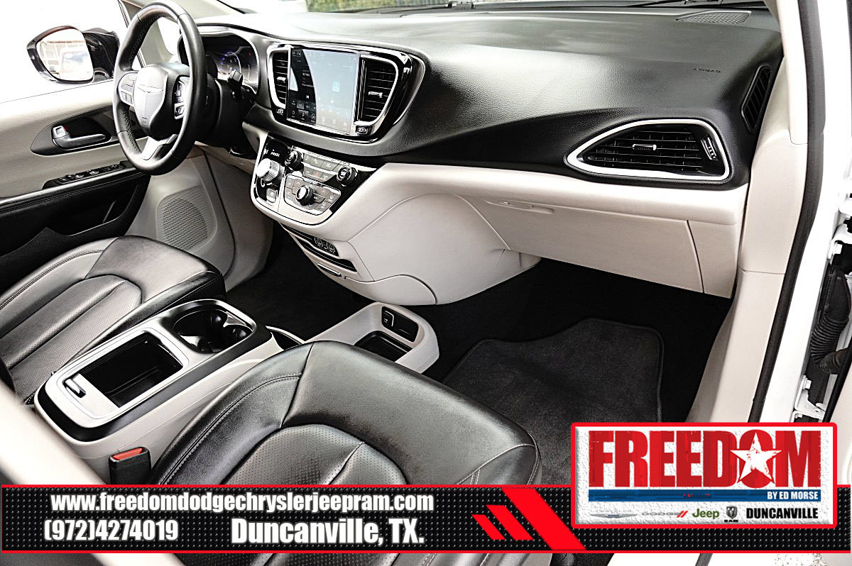 Used 2024 Chrysler Pacifica Touring-L FWD image 12