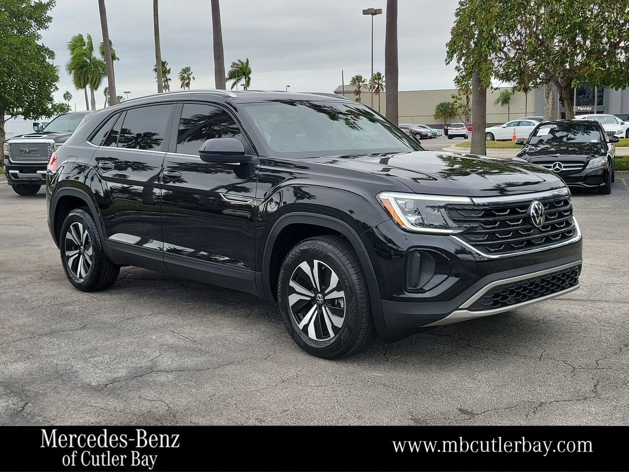 Used 2025 Volkswagen Atlas Cross Sport SE image 1