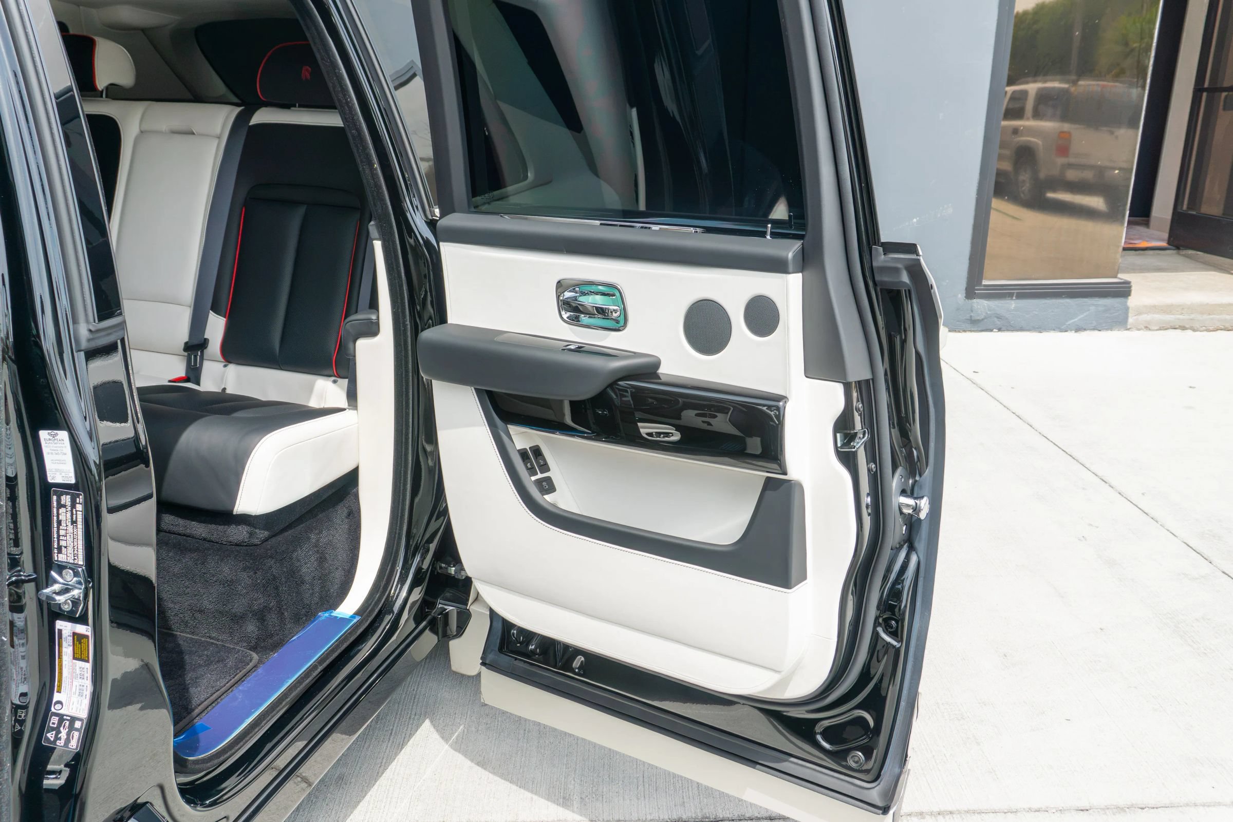 Used 2025 Rolls-Royce Cullinan AWD/4WD image 56