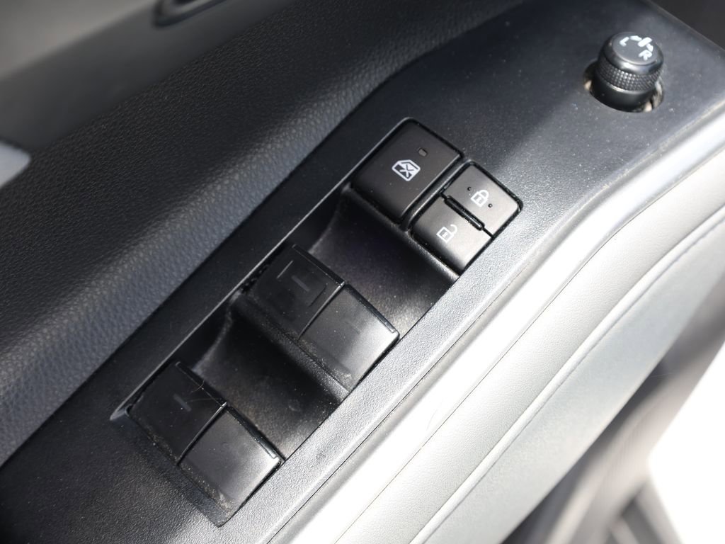 Used 2023 Toyota Highlander LE FWD image 12