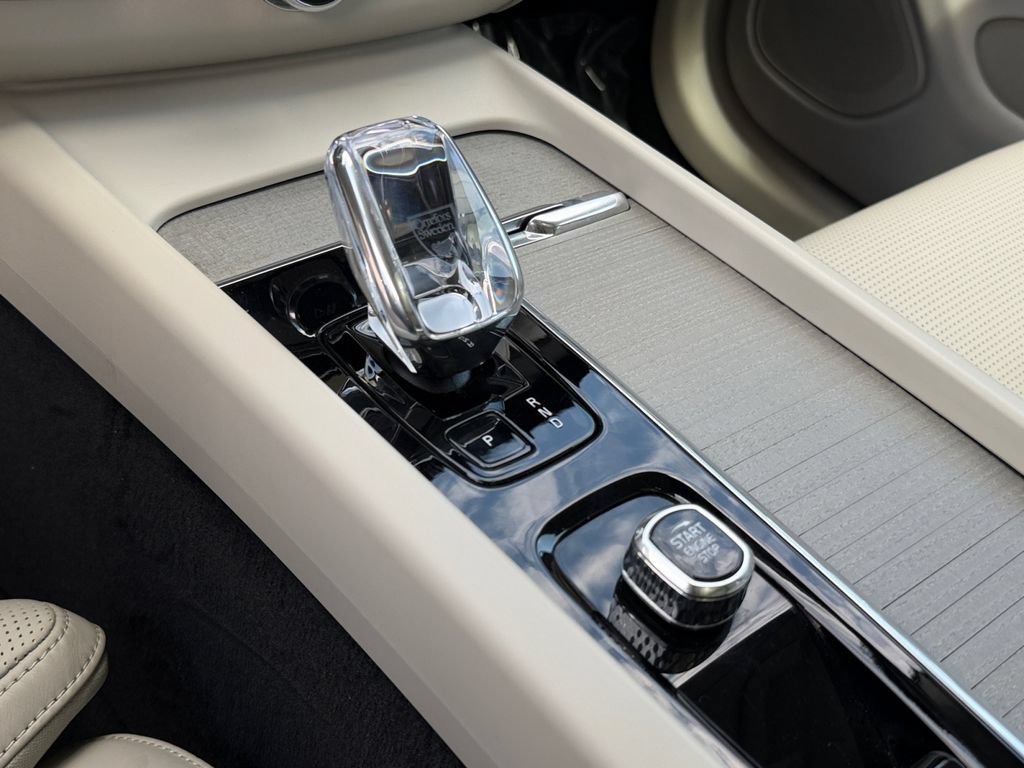 Certified 2025 Volvo XC60 B5 Ultra w/ Climate Package AWD/4WD image 25