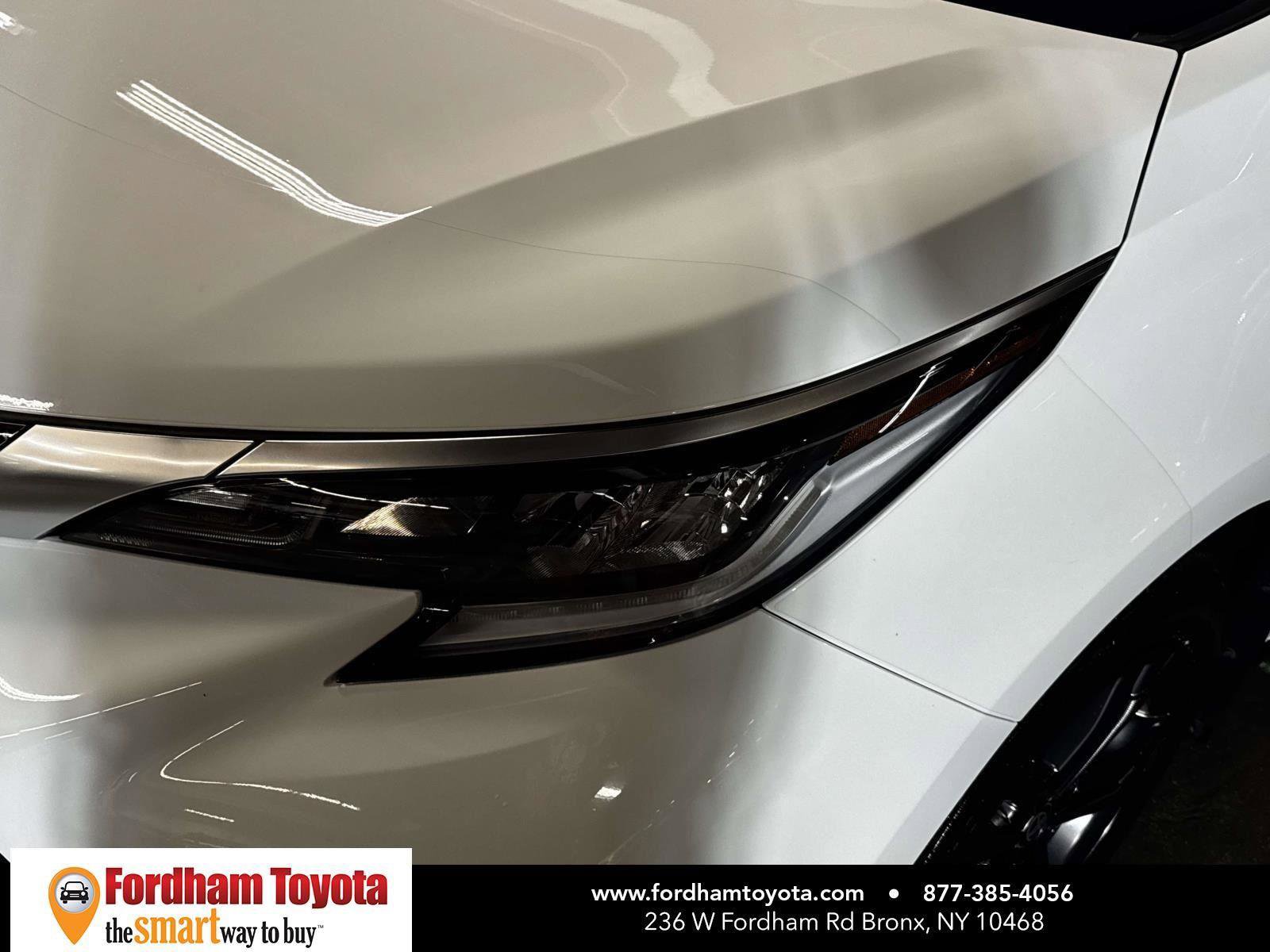 Used 2024 Toyota Sienna XSE w/ XSE Plus Package image 8