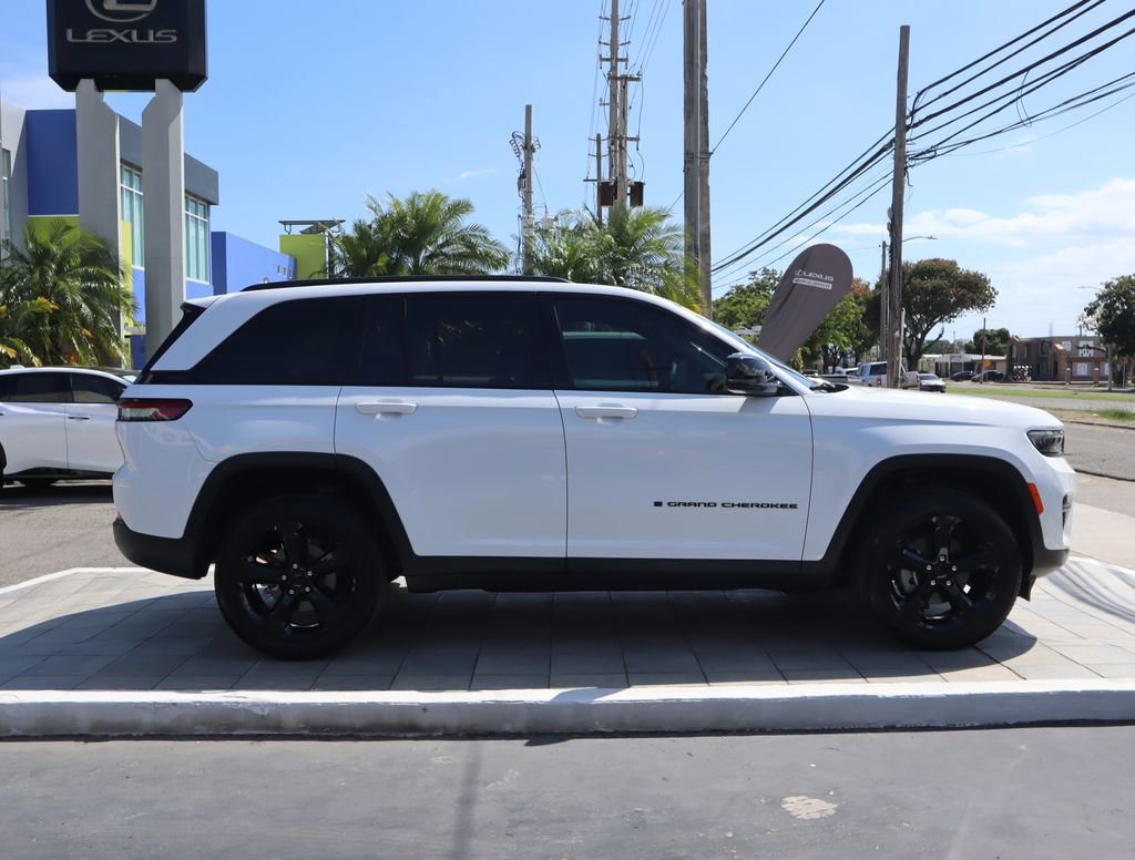 Used 2024 Jeep Grand Cherokee Altitude RWD image 4