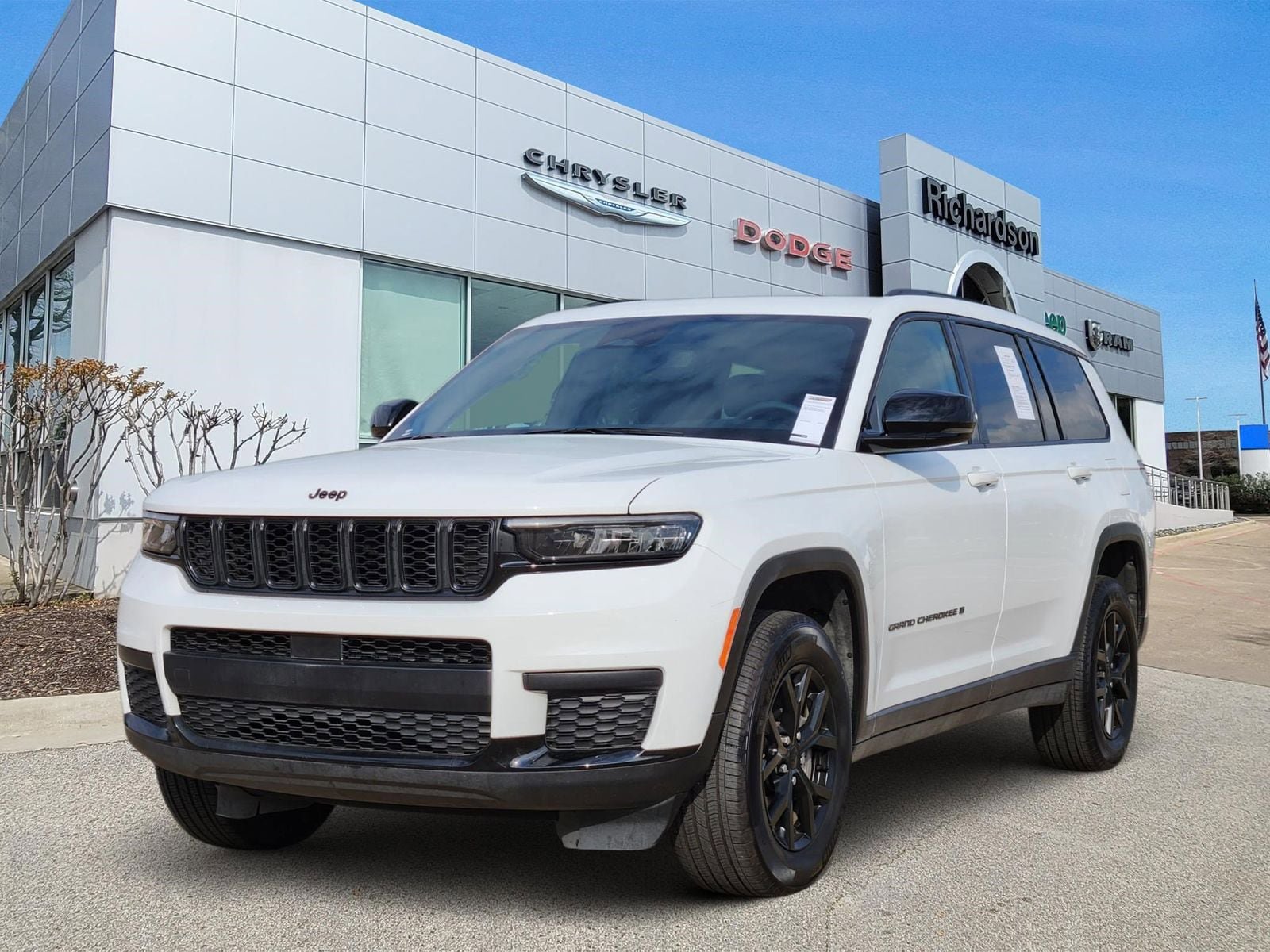 Used 2024 Jeep Grand Cherokee L Altitude AWD/4WD image 2