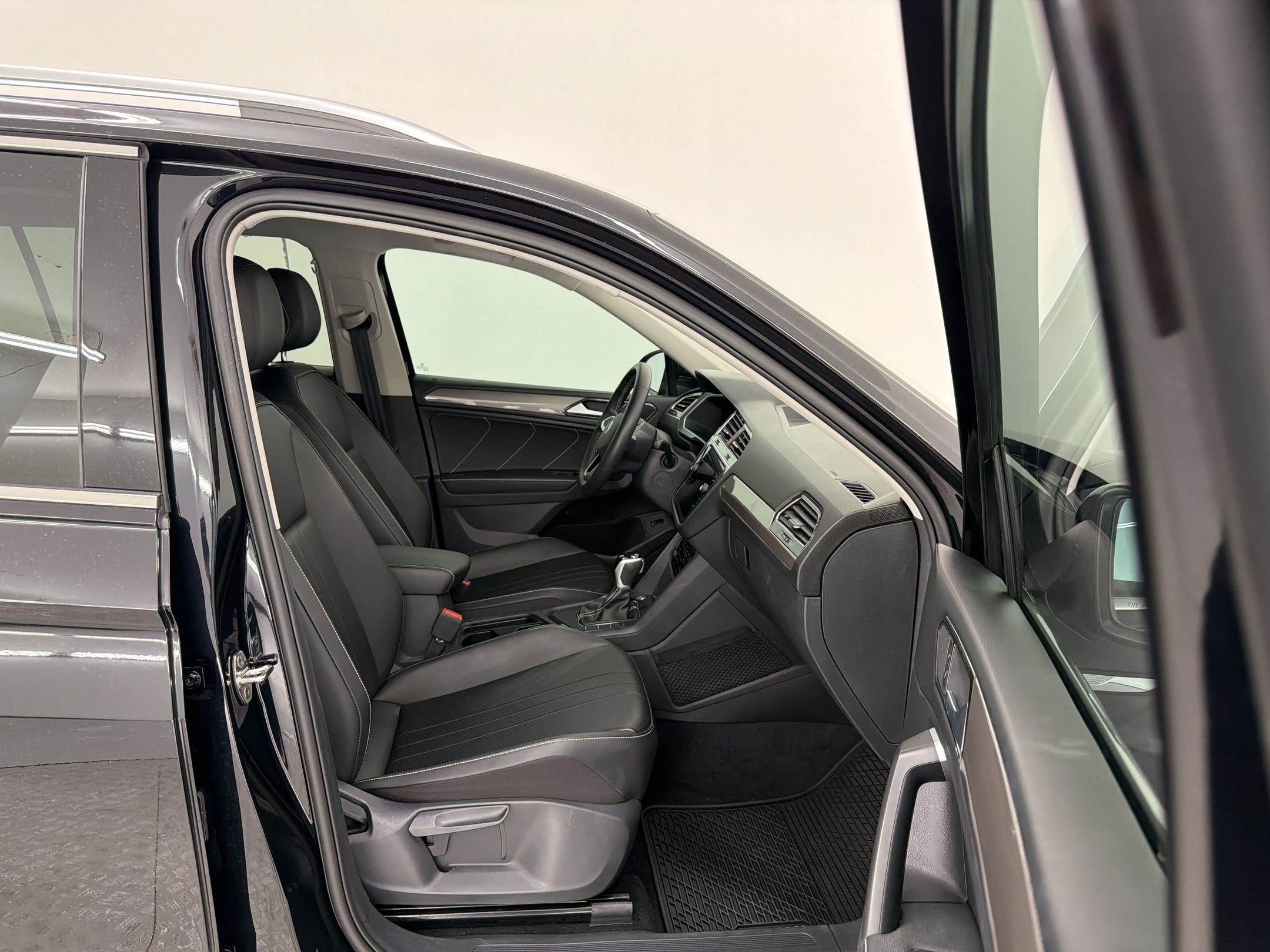Used 2024 Volkswagen Tiguan SE FWD image 25