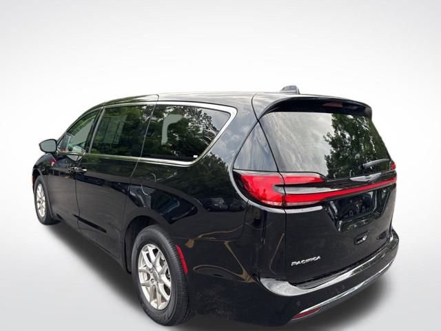Used 2024 Chrysler Pacifica Touring-L image 6