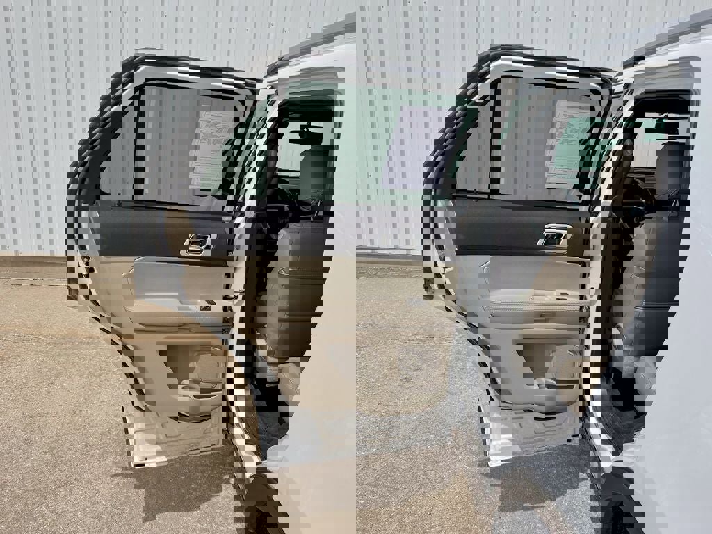 Used 2014 Ford Explorer XLT w/ Equipment Group 202A AWD/4WD image 16