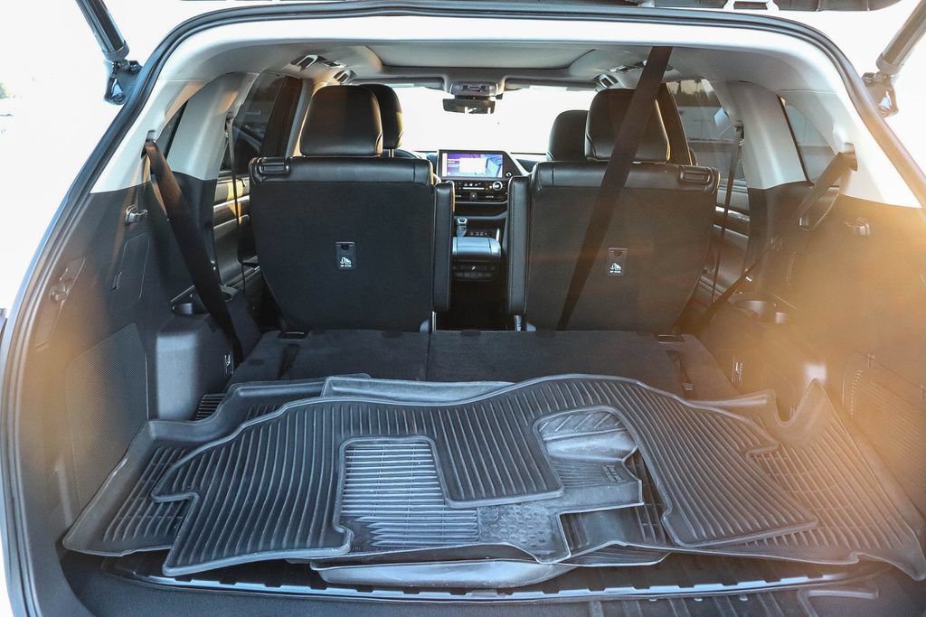 Used 2023 Toyota Highlander Platinum FWD image 30