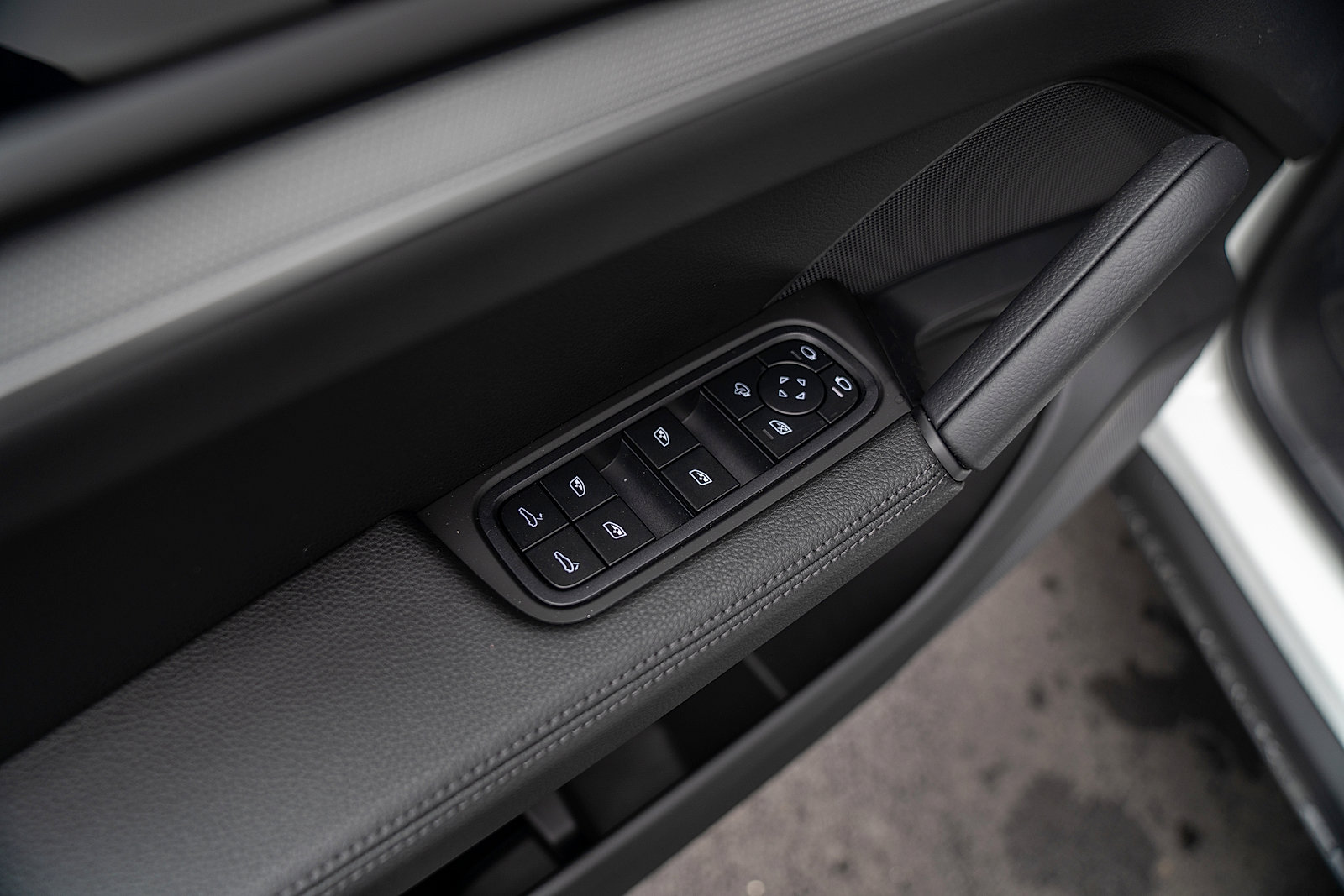 Used 2025 Porsche Cayenne Coupe image 19