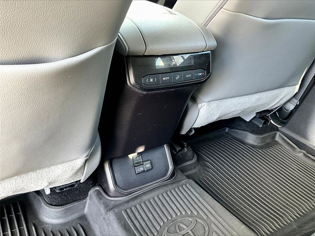 Used 2022 Toyota Highlander XLE image 26