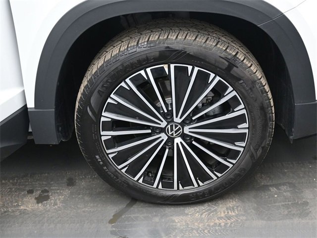 Certified 2025 Volkswagen Taos SE image 35