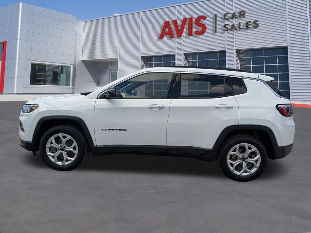 Used 2025 Jeep Compass Latitude w/ Sun & Sound Group AWD/4WD image 2