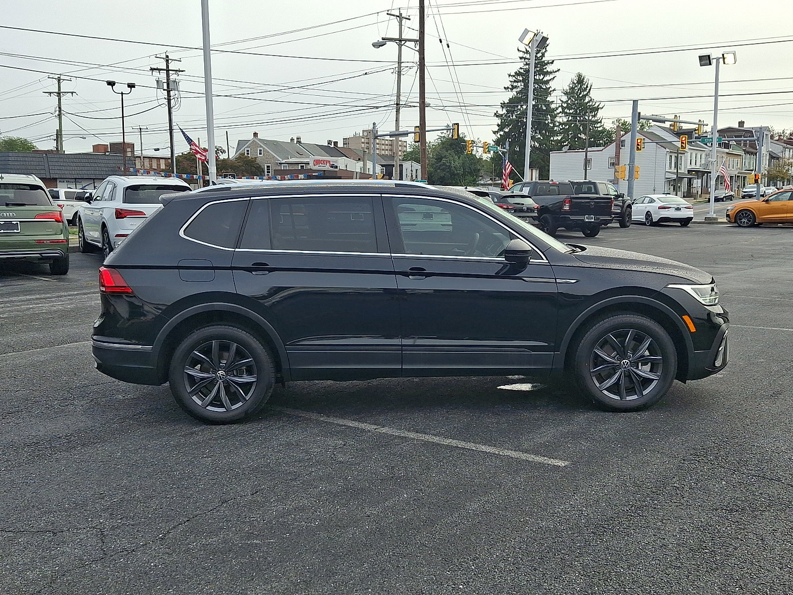Used 2023 Volkswagen Tiguan SE w/ Panoramic Sunroof Package FWD image 8
