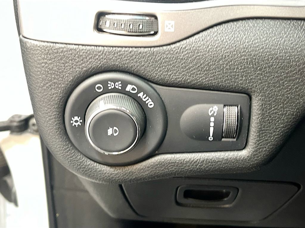 Used 2022 Jeep Cherokee Latitude AWD/4WD image 10