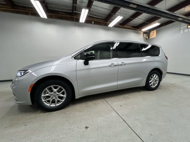 Used 2024 Chrysler Pacifica Touring-L FWD image 5