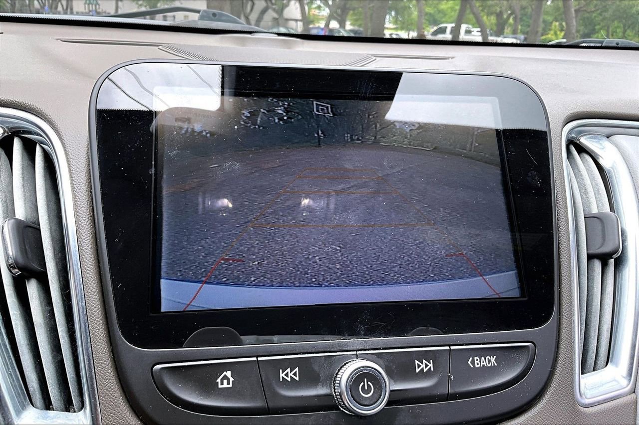 Used 2018 Chevrolet Malibu LT w/ Leather Package FWD image 13