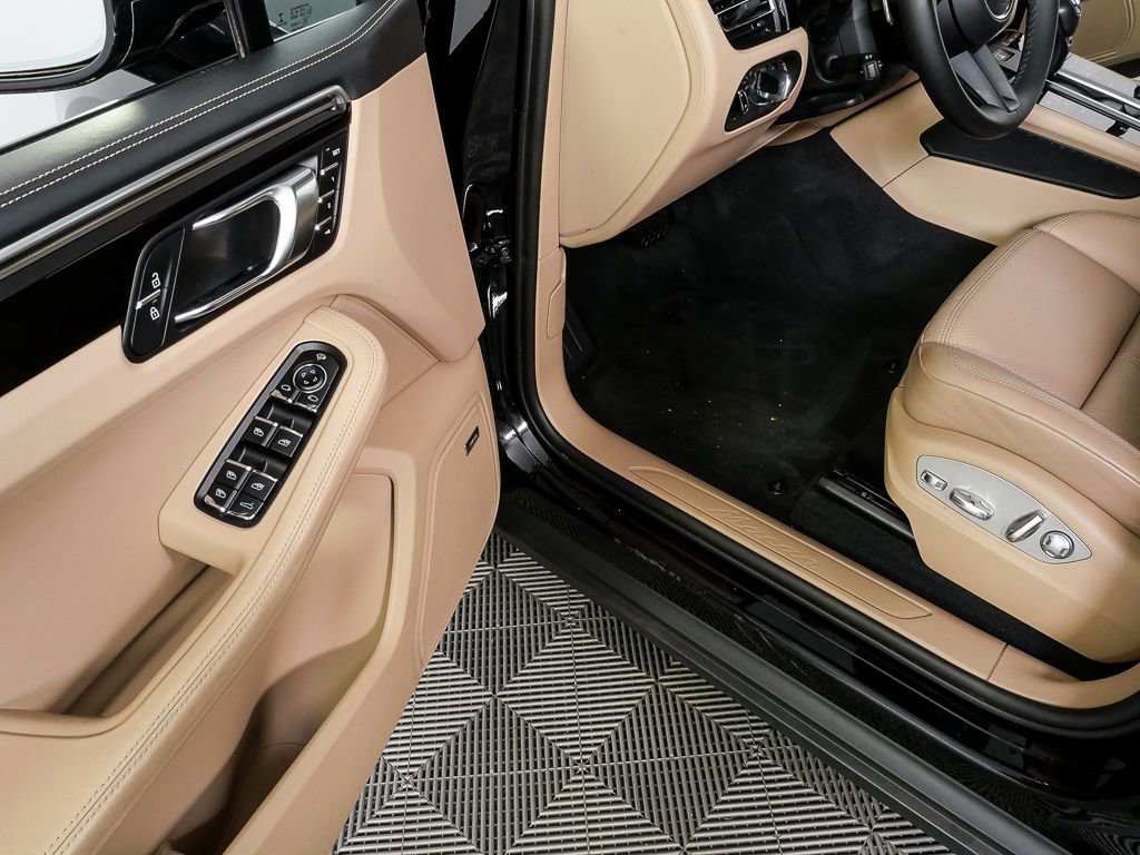 Certified 2023 Porsche Macan Turbo AWD/4WD image 8