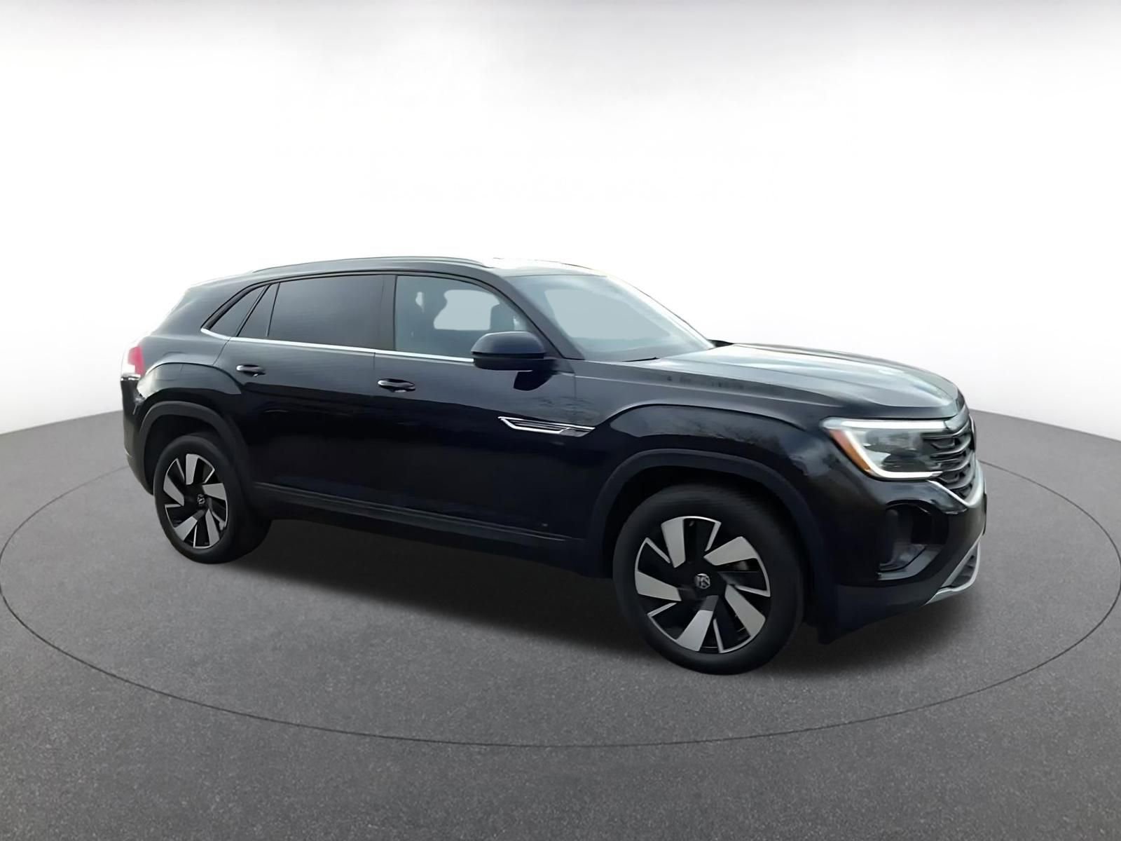 Used 2025 Volkswagen Atlas Cross Sport SE image 2