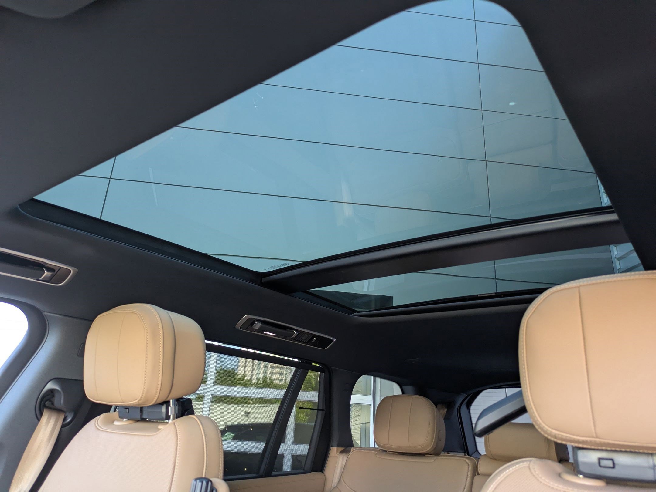 New 2025 Land Rover Range Rover Long Wheelbase SE image 24