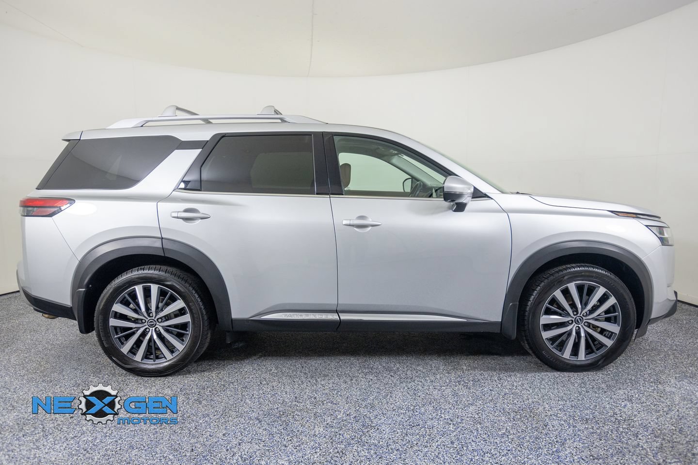 Used 2022 Nissan Pathfinder Platinum AWD/4WD image 8