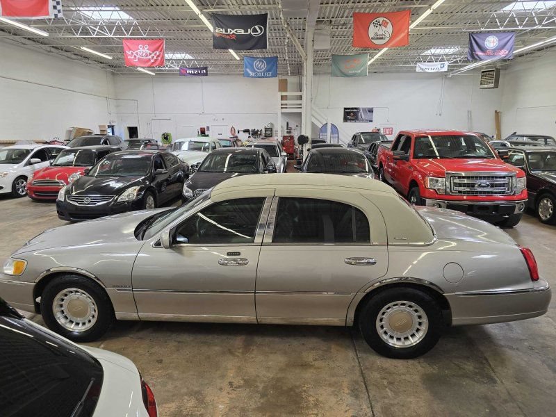 Used 2001 Lincoln Town Car Executive RWD image 16