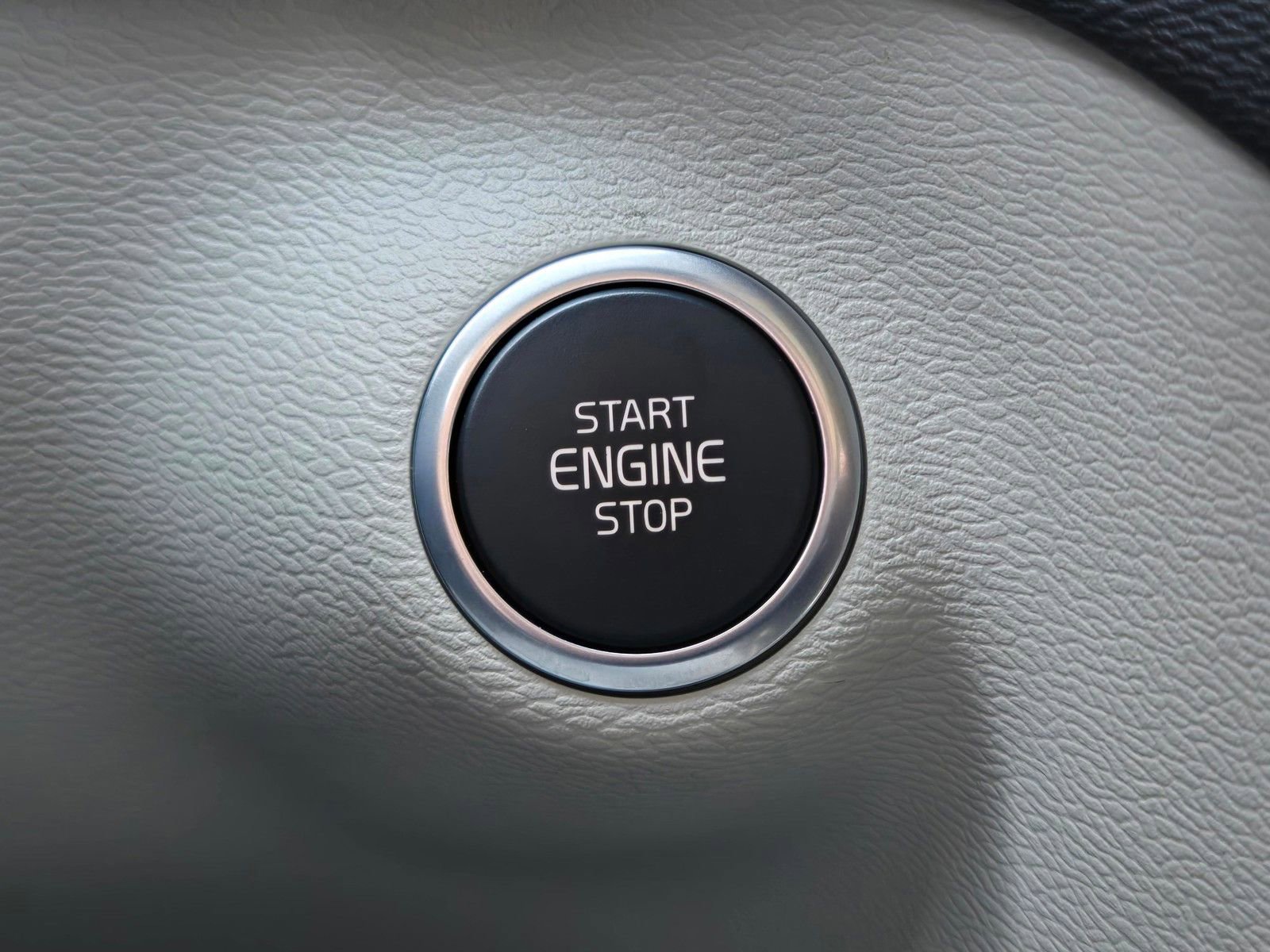 Certified 2025 Volvo XC40 B5 Plus image 21