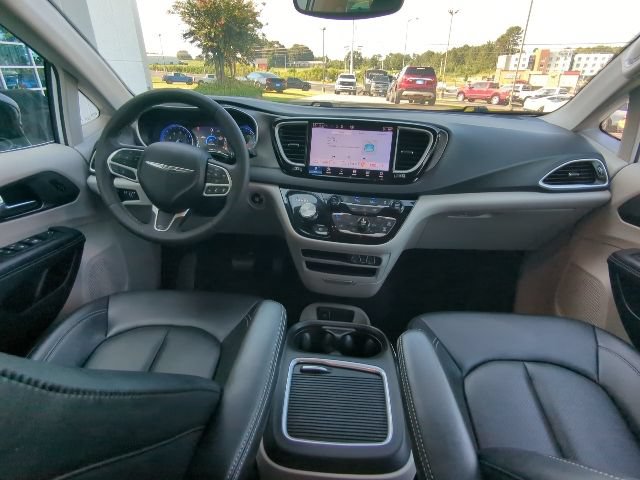 Used 2024 Chrysler Pacifica Touring-L FWD image 20