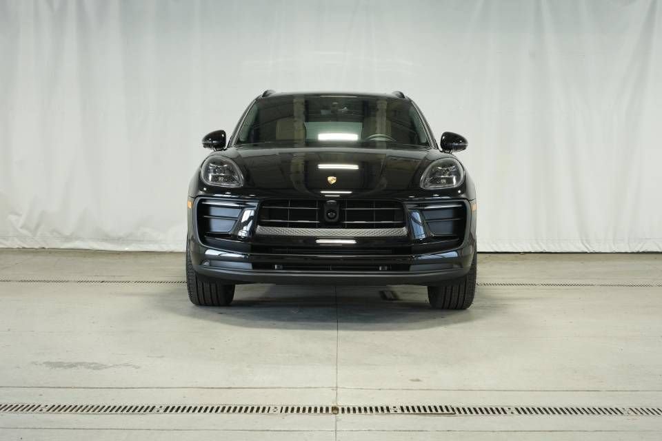 Certified 2026 Porsche Macan AWD/4WD image 10
