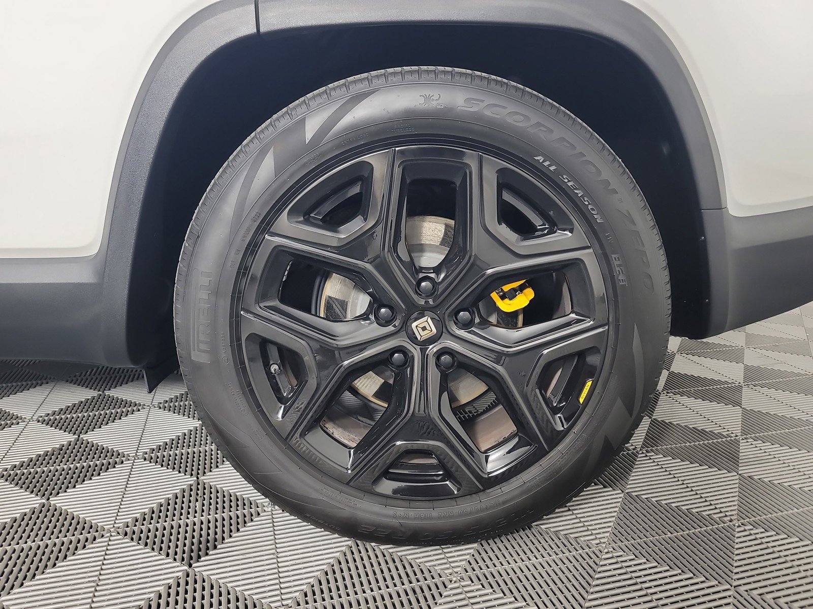 Used 2024 Rivian R1S Adventure image 10