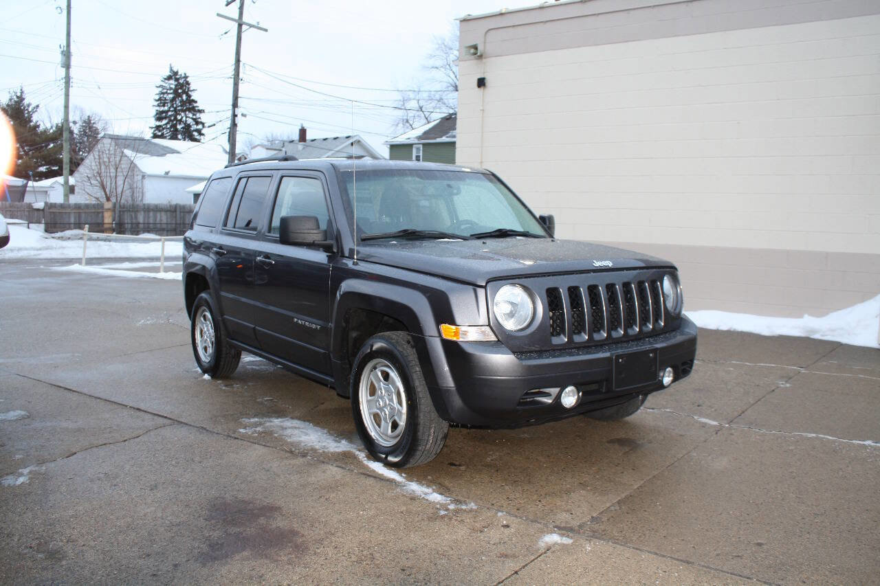 Used 2017 Jeep Patriot Sport w/ Power Value Group AWD/4WD image 4