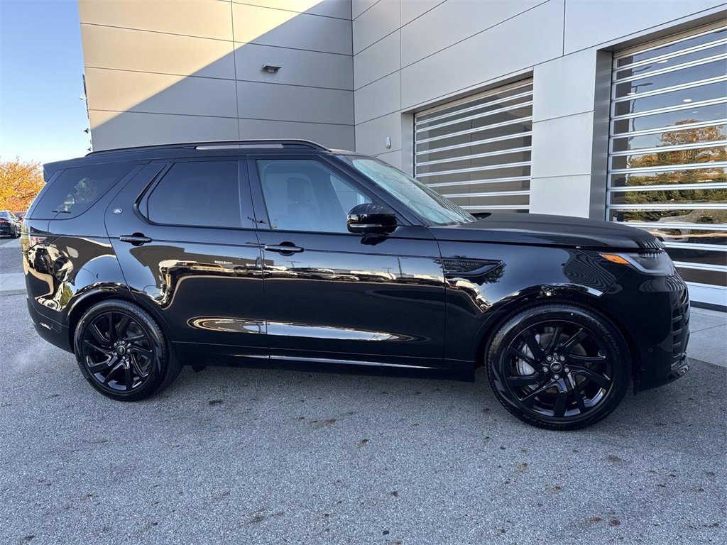 Used 2025 Land Rover Discovery Dynamic SE image 8
