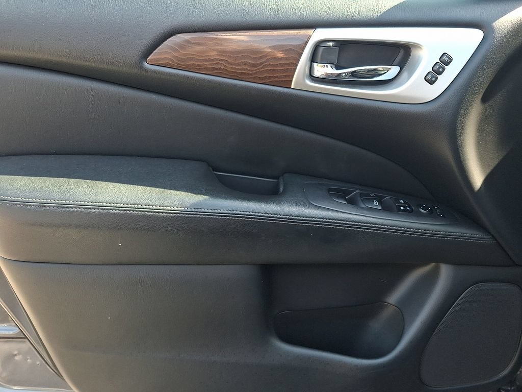 Used 2018 Nissan Pathfinder Platinum AWD/4WD image 15